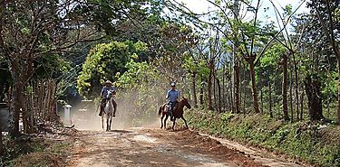 Entregan orden de proceder de caminos agropecuarios en Coln