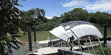 Inicia en Panamá operación de novedoso equipo para recoger basura flotante de río