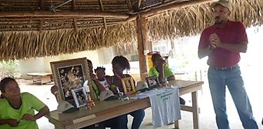 Taller de reciclaje en Curund