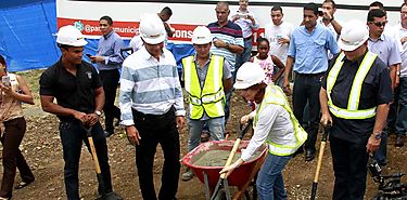 Con la primera piedra del Mercado Agrcola de Pueblo Nuevo seguimos cumplindole a los barrios