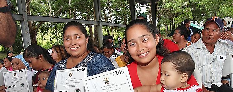 Entregan ttulos de propiedad en la cuenca del Canal