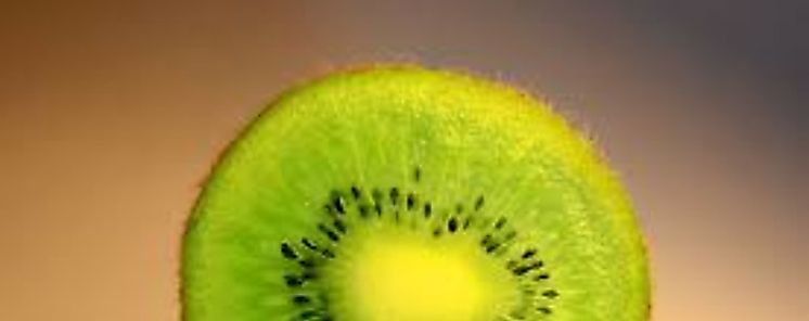 Cinco beneficios poco conocidos de comer kiwi con cáscara