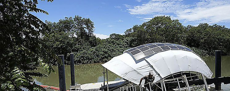 Inicia en Panamá operación de novedoso equipo para recoger basura flotante de río