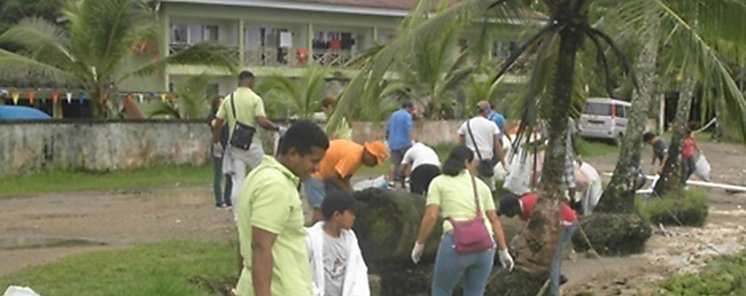 Limpieza de playa para celebrar Da de los Ocanos